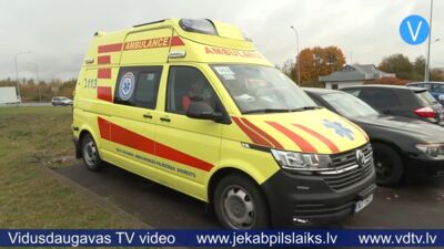 Daugavpilī mediķi dežūrē automašīnās uz ielas