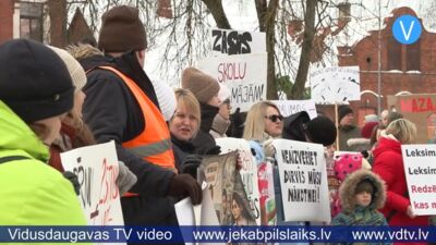 Jēkabpils novadā piketē pret skolu slēgšanu – domes sēdē reforma atbalstīta