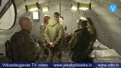 Karavīri Krustpils pagastā trenē medicīniskās evakuācijas spējas