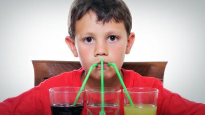 Kā bērnu atradināt no saldināto dzērienu lietošanas?