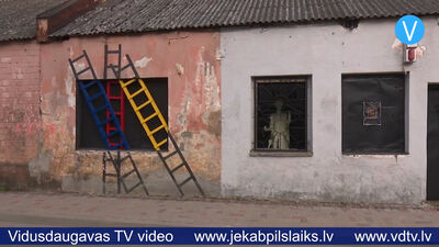 Jēkabpils mākslinieki ugunsgrēka sekas pārvērš jaunā mākslas instalācijā
