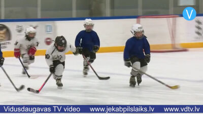 Jēkabpilī atvērtajos treniņos bērnus iepazīstina ar hokeju