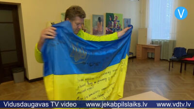 Jēkabpils novada uzņēmējs dāvās Valsts prezidentam ukraiņu parakstītus karogus