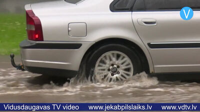 Stiprais lietus parāda trūkumus Jēkabpils pilsētas lietus ūdens kanalizācijas sistēmā