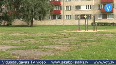 Basketbola laukums Jēkabpilī pārvēršas zālājā – nepieciešami uzlabojumi arī daudzos rotaļu laukumos