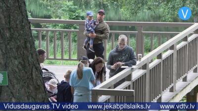 Zasas Muižas parkā norisinājās aizraujoša ģimeņu orientēšanās spēle