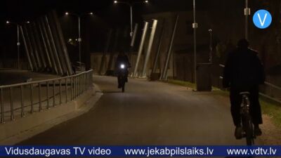 Tauta ziņo: uz aizsargdambja skanošās mūzikas dēļ "vibrē gultas"