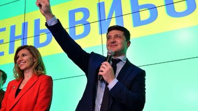 Ukrainas prezidenta vēlēšanās vadībā izvirzās komiķis Zelenskis
