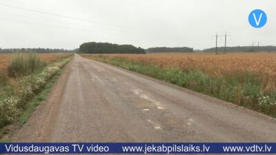 Nepilnu gadu pēc remonta autoceļa segums – izdrupis un ar bedrēm