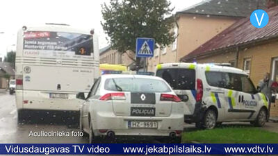 Gājējs gūst traumas sadursmē ar pasažieru autobusu