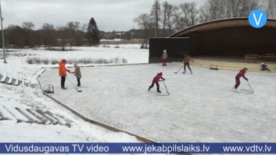 Aknīstē izveidota āra slidotava