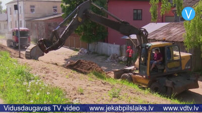 Jēkabpils aizsargdambja būvdarbi varētu sākties tikai augustā