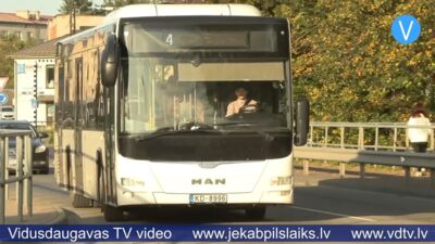 Ābeļu pamatskolas skolēns gandrīz paliek ārpus autobusa