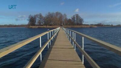 Uz Viļakas ezera salu ved pontona tilts