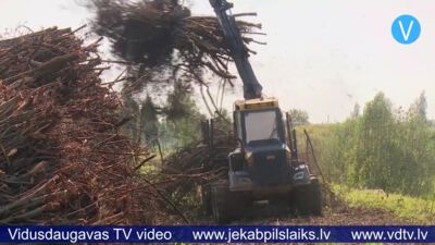 Jēkabpils novadā no krūmiem attīra veco dzelzceļa uzbērumu