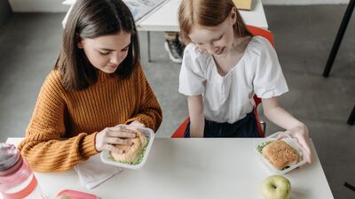 Rīgā daļai vecāku par bērna pusdienām skolā var nākties piemaksāt