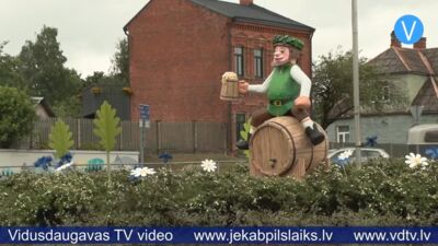 Jēkabpilī Jāņu rotājumi kā no bērnības pasaku grāmatas