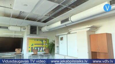 Jēkabpils 2. vidusskolas vestibilā nokrīt apmetums