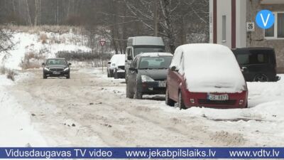 Tauta ziņo: sniegs apgrūtina dzīvi gan gājējiem, gan autobraucējiem
