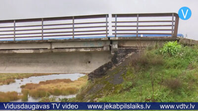 Iedzīvotāji bažījas par Sakas salas tilta drošību
