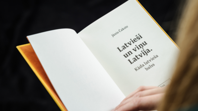 Ko vēsta Jāņa Čakstes grāmata "Latvieši un viņu Latvija"?