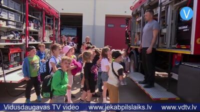Jēkabpilī ugunsdzēsēji iepazīstina interesentus ar savu darba ikdienu, tehniku un aprīkojumu