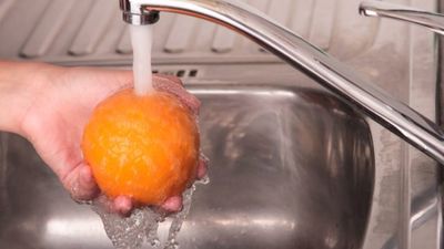 Pirms sulas spiešanas, citrusaugļus rūpīgi nomazgā ar karstu ūdeni!