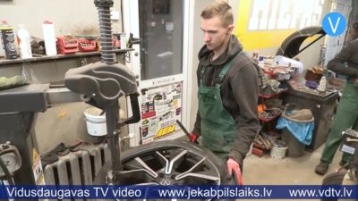 Ziemas riepu maiņa Jēkabpilī rada garas rindas