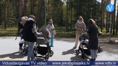 Jēkabpilī jaunās māmiņas dodas izzinošā pastaigā ar PEP mammu