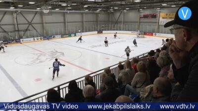 Hokeja spēlē Jēkabpilī vāc ziedojumus Ukrainai