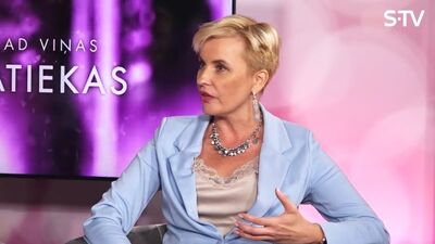 Agnese Zeltiņa smejoties stāsta par komentāriem Instagram