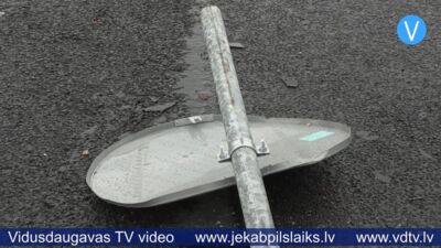Jēkabpilī autovadītāja taranē ceļa zīmes un pamet notikuma vietu