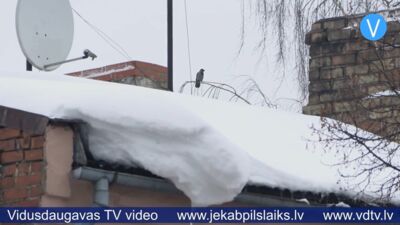 Tauta ziņo: Jēkabpilī nenotīrīti jumti apdraud garāmgājējus