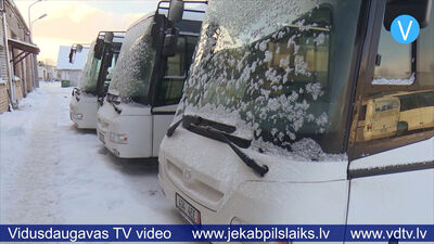 Jēkabpils autobusu parkam piegādāti trīs jauni ar dabasgāzi darbināmi autobusi