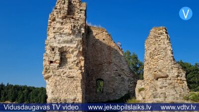 Pārgalvji neievēro noteikumus un rāpjas uz Kokneses pilsdrupu mūra