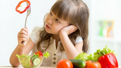 Kā bērnam iemācīt ēst zaļos salātus?