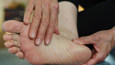 Vai zilumi un izsitumi uz kāju pirkstiem liecina par inficēšanos ar koronavīrusu?