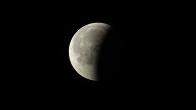 Šovakar Latvijā novērojams daļējs Mēness aptumsums