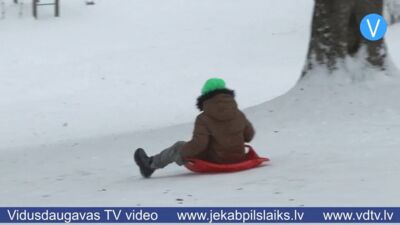 Braucot no kalna, bērns Jēkabpilī gūst apakšžokļa lūzumu