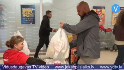 Jēkabpilī “Paēdušai Latvijai” akcijā saziedo 86 pārtikas pakas