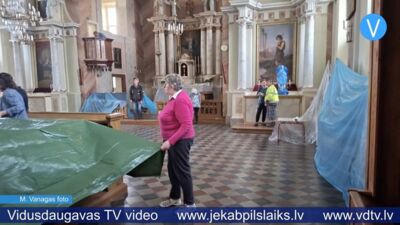 Bebrenes iedzīvotāji steidz glābt negaisā cietušo baznīcu
