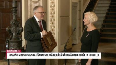 03.11.2023 Finanšu ministrs nogādā budžeta portfeli Saeimā