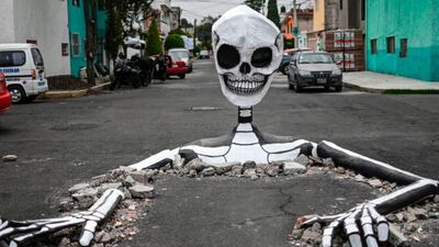 Pasaule sagaida Helovīnus: Trampa saldumu misēklis un milzu skelets Mehiko