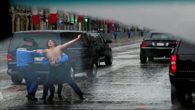 Parīzē 3 puskailas aktīvistes mēģināja aizšķērsot ceļu Trampa autokolonnai