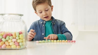 Ko pārmērīga cukura lietošana uzturā nodara bērna veselībai?