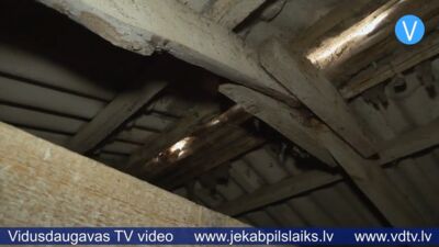 Jumts caurs, bēniņos beigti putni – tauta ziņo par daudzdzīvokļu mājas stāvokli Variešos