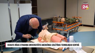 Pēteris Apinis izmēģina simulāciju vidi RSU Medicīnas izglītības tehnoloģiju centrā