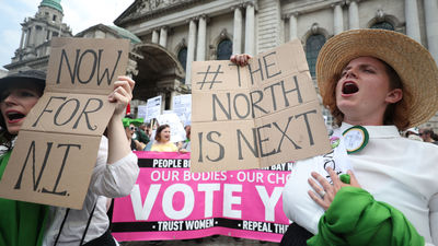 Ziemeļīrijā atbalsta viendzimuma laulību un abortu legalizāciju