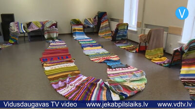 Jēkabpils novada iedzīvotāji ieada savus rakstus šallē Latvijai