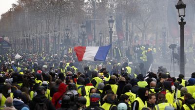 "Dzelteno vestu" protesti Francijā pulcē 84 000 cilvēku
